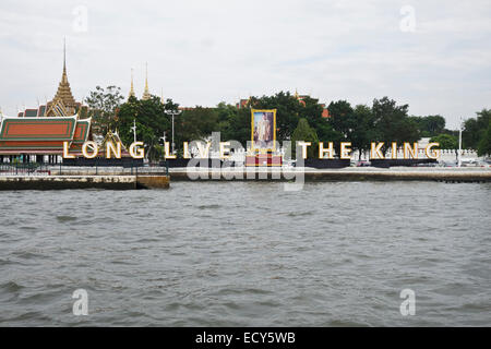 König Bhumibol Adulyadej auf dem Display für Königstag in Bangkok am Chao Phraya River, Thailand, Südostasien. Stockfoto