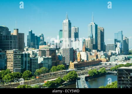 Melbourne, Australien - 29. November - Melbourne berühmte Skyline von Southbank in Richtung Flnders St Station am 29. November 2014. Stockfoto