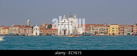 Zattere Landung mit der Kirche Santa Maria del Rosario oder Gesuati Kirche, Dorsoduro, Venedig, Veneto, Italien Stockfoto