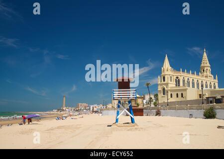 Strand und das Kloster Nuestra Señora de Regla in Chipiona, Costa De La Luz, Andalusien, Spanien Stockfoto