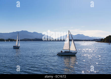 Segelboote auf See Chiemsee, Chiemgau, Upper Bavaria, Bayern, Deutschland Stockfoto