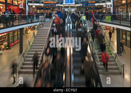 Menschen in Bewegung auf Rolltreppen im Hauptbahnhof Nürnberg, Middle Franconia, Bayern, Deutschland Stockfoto