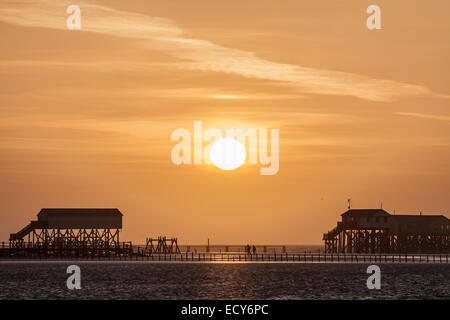 Pfahlbauten oder Stelzenläufer Häuser im Wattenmeer, Sonnenuntergang, St. Peter-Ording, Eiderstedt, Nordfriesland, Schleswig-Holstein Stockfoto