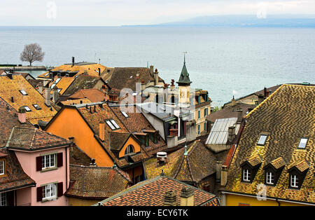 Blick von der Burg über den Dächern von Nyon des Genfer Sees, Nyon, Kanton Waadt, Schweiz Stockfoto