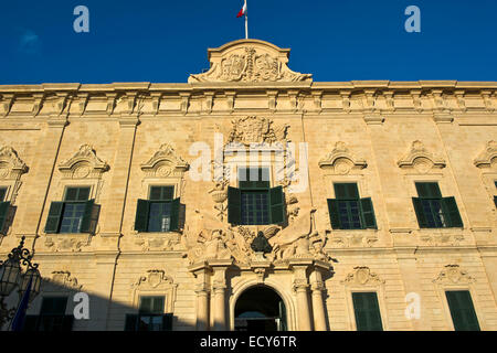 Barocke Fassade von der Auberge de Castille, Sitz des Ministerpräsidenten, europäische Hauptstadt der Kultur 2018, Valletta, Malta Stockfoto