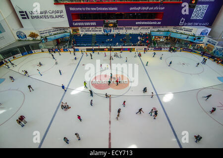 Eis-Eisbahn in der Dubai Mall, Dubai, Vereinigte Arabische Emirate Stockfoto