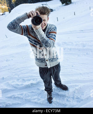 Junger Mann im Schnee fotografieren mit einer digitalen SLR Kamera, Hochbrixen, Brixen Im Thale, Tirol, Österreich Stockfoto
