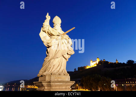 Statue von St. Kilian auf der alten Mainbrücke, die Festung Marienberg auf der Rückseite, Würzburg, untere Franken, Bayern, Deutschland Stockfoto