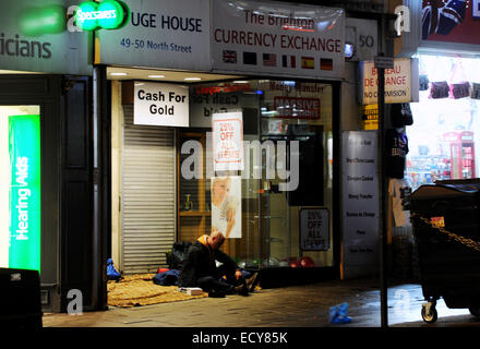 Brighton UK 21. Dezember 2014 - Obdachloser schlafen rau in einem Hauseingang in North Street Brighton für die Nacht zu Weihnachten wird vorbereitet Stockfoto
