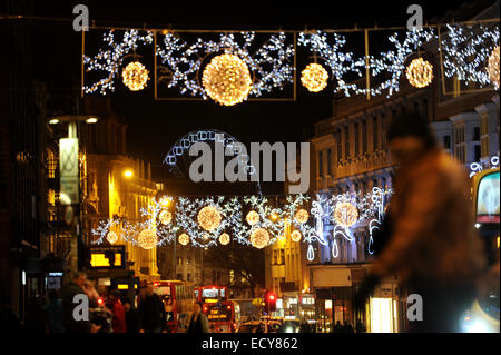 Brighton UK 2014 – Weihnachtsbeleuchtung auf der anderen Seite der North Street mit beleuchtetem Brighton Wheel of Excellence im Hintergrund Stockfoto