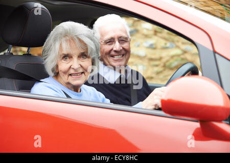 Portrait Of Smiling älteres Paar, für die Fahrt im Auto Stockfoto