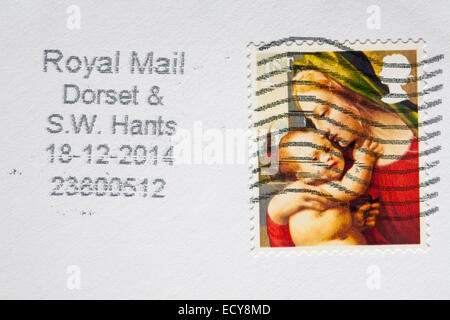 Weihnachtsmarke 1. Klasse mit madonna und Kind auf weißem Umschlag - Briefmarke 1. Klasse Stockfoto