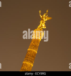 Siegessäule in Berlin im Winter mit Schnee Stockfoto