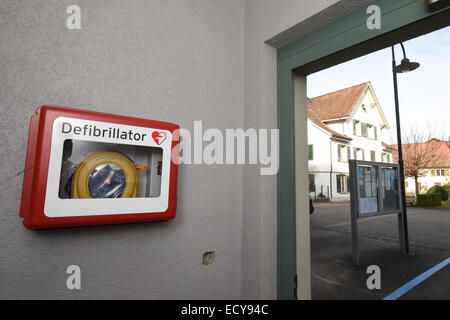 Gottlieben, Schweiz. 22. Dezember 2014. Ein automatisierter externer Defibrillator (AED) hängt im Rathaus Gottlieben, Schweiz, 22. Dezember 2014. Foto: FELIX KAESTLE/Dpa/Alamy Live News Stockfoto