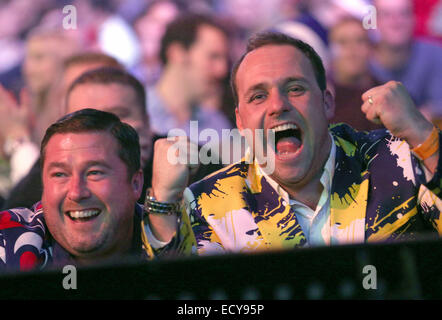 London, UK. 19. Dezember 2014. Zuschauer genießen Sie die Atmosphäre am zweiten Tag während der William Hill PDC Dart Weltmeisterschaft im Alexandra Palace in London, England, 19. Dezember 2014. Foto: Mykel M Nicolaou/Dpa/Alamy Live News Stockfoto