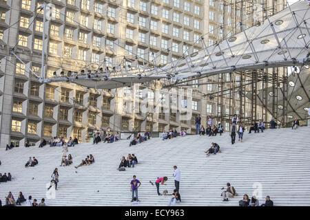 Menschen entspannen auf den Treppen des Le Grande Arche in La Défense Stockfoto