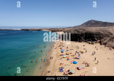 Papagayo-Strände oder Playas de Papagayo in Playa Blanca hinten links, hinten rechts Hacha Grande, Lanzarote, Kanarische Inseln, Spanien Stockfoto