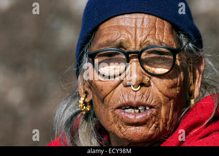 Nepalesische Frau mit Brille, Porträt, Kathmandu-Tal, Nepal Stockfoto