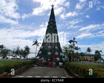 Armen in Tacloban finden Zuflucht auf dem riesigen Weihnachtsbaum während des Wartens auf die bedingte Geld-Zulage vom Staat. © Sherbien Dacalanio/Pacific Press/Alamy Live-Nachrichten Stockfoto