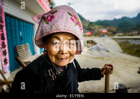 Alte Frau von der Miao-Minderheit Provinz Guizhou, China Stockfoto