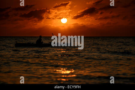 Fischer bei Sonnenuntergang, North Luzon, Philippinen Stockfoto