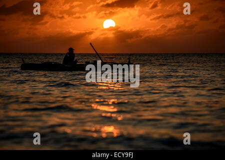 Fischer bei Sonnenuntergang, North Luzon, Philippinen Stockfoto