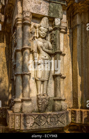 Skulptur des Hindu-Gottes auf der Außenseite der bekanntesten und ältesten Kamakhya Hindu-Tempel in Guwahati, Assam, Indien. Stockfoto