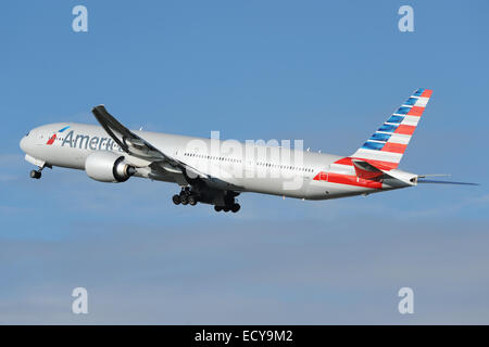 American Airlines Boeing 777-300ER ab London Heathrow Start-und Landebahn 27L Stockfoto