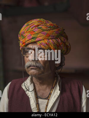 Porträts von Straßenkünstlern von The Kathputli Kolonie Kathputli ist als die größte Gemeinde der Straßenkünstler in der Welt einzigartig. Obwohl die Kolonie befindet sich in Shadipur Depot von Delhi, nur 6,5 Hektar umfasst nennen rund 3000 Rajasthani Familien es nach Hause. Zauberer, Schlangenbeschwörer, Akrobaten, Sänger, Tänzer, Schauspieler, Musiker traditionelle Heiler und die berühmten Puppenspieler Darsteller der Gegend ihren Namen gab. Die bürgerliche Körper, der besitzt das Land, die Delhi Development Authority (DDA), kündigten kontrovers, diesen besonderen Ort zu zerstören, um Luxus f zu bauen Stockfoto