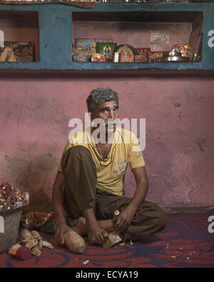 Porträts von Straßenkünstlern von The Kathputli Kolonie Kathputli ist als die größte Gemeinde der Straßenkünstler in der Welt einzigartig. Obwohl die Kolonie befindet sich in Shadipur Depot von Delhi, nur 6,5 Hektar umfasst nennen rund 3000 Rajasthani Familien es nach Hause. Zauberer, Schlangenbeschwörer, Akrobaten, Sänger, Tänzer, Schauspieler, Musiker traditionelle Heiler und die berühmten Puppenspieler Darsteller der Gegend ihren Namen gab. Die bürgerliche Körper, der besitzt das Land, die Delhi Development Authority (DDA), kündigten kontrovers, diesen besonderen Ort zu zerstören, um Luxus f zu bauen Stockfoto