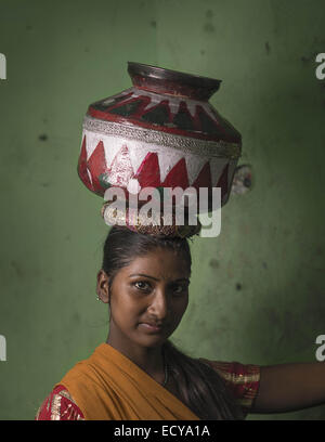 Porträts von Straßenkünstlern von The Kathputli Kolonie Kathputli ist als die größte Gemeinde der Straßenkünstler in der Welt einzigartig. Obwohl die Kolonie befindet sich in Shadipur Depot von Delhi, nur 6,5 Hektar umfasst nennen rund 3000 Rajasthani Familien es nach Hause. Zauberer, Schlangenbeschwörer, Akrobaten, Sänger, Tänzer, Schauspieler, Musiker traditionelle Heiler und die berühmten Puppenspieler Darsteller der Gegend ihren Namen gab. Die bürgerliche Körper, der besitzt das Land, die Delhi Development Authority (DDA), kündigten kontrovers, diesen besonderen Ort zu zerstören, um Luxus f zu bauen Stockfoto