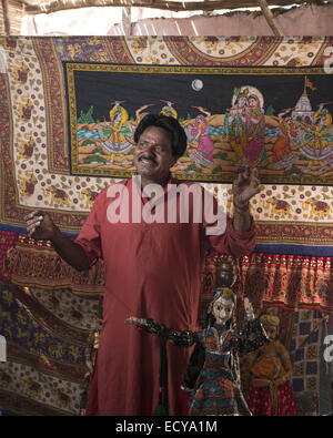 Porträts von Straßenkünstlern von The Kathputli Kolonie Kathputli ist als die größte Gemeinde der Straßenkünstler in der Welt einzigartig. Obwohl die Kolonie befindet sich in Shadipur Depot von Delhi, nur 6,5 Hektar umfasst nennen rund 3000 Rajasthani Familien es nach Hause. Zauberer, Schlangenbeschwörer, Akrobaten, Sänger, Tänzer, Schauspieler, Musiker traditionelle Heiler und die berühmten Puppenspieler Darsteller der Gegend ihren Namen gab. Die bürgerliche Körper, der besitzt das Land, die Delhi Development Authority (DDA), kündigten kontrovers, diesen besonderen Ort zu zerstören, um Luxus f zu bauen Stockfoto