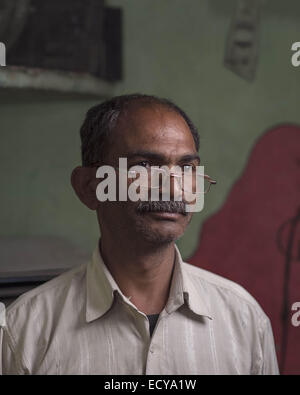 Porträts von Straßenkünstlern von The Kathputli Kolonie Kathputli ist als die größte Gemeinde der Straßenkünstler in der Welt einzigartig. Obwohl die Kolonie befindet sich in Shadipur Depot von Delhi, nur 6,5 Hektar umfasst nennen rund 3000 Rajasthani Familien es nach Hause. Zauberer, Schlangenbeschwörer, Akrobaten, Sänger, Tänzer, Schauspieler, Musiker traditionelle Heiler und die berühmten Puppenspieler Darsteller der Gegend ihren Namen gab. Die bürgerliche Körper, der besitzt das Land, die Delhi Development Authority (DDA), kündigten kontrovers, diesen besonderen Ort zu zerstören, um Luxus f zu bauen Stockfoto