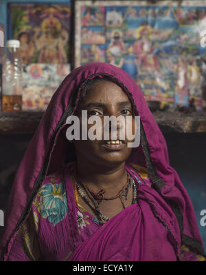 Porträts von Straßenkünstlern von The Kathputli Kolonie Kathputli ist als die größte Gemeinde der Straßenkünstler in der Welt einzigartig. Obwohl die Kolonie befindet sich in Shadipur Depot von Delhi, nur 6,5 Hektar umfasst nennen rund 3000 Rajasthani Familien es nach Hause. Zauberer, Schlangenbeschwörer, Akrobaten, Sänger, Tänzer, Schauspieler, Musiker traditionelle Heiler und die berühmten Puppenspieler Darsteller der Gegend ihren Namen gab. Die bürgerliche Körper, der besitzt das Land, die Delhi Development Authority (DDA), kündigten kontrovers, diesen besonderen Ort zu zerstören, um Luxus f zu bauen Stockfoto