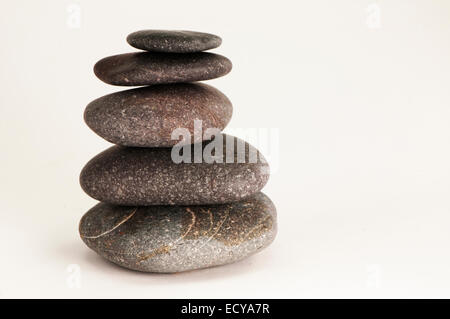 Balancing abgerundeten Kieselsteinen. Stockfoto