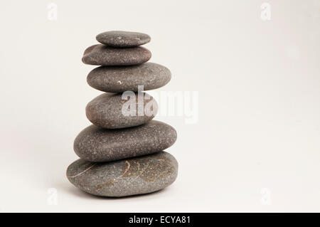 Balancing abgerundeten Kieselsteinen. Stockfoto