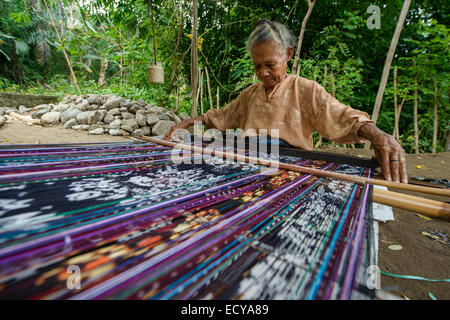 Frau von West-Timor, arbeitet an einer Ikat, Indonesien Stockfoto