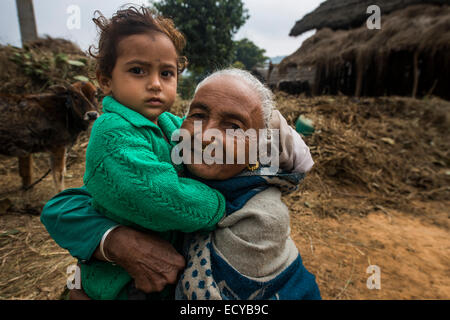 Großmutter und Enkelin in nepalesischen Dorf, Terai, Westnepal Stockfoto