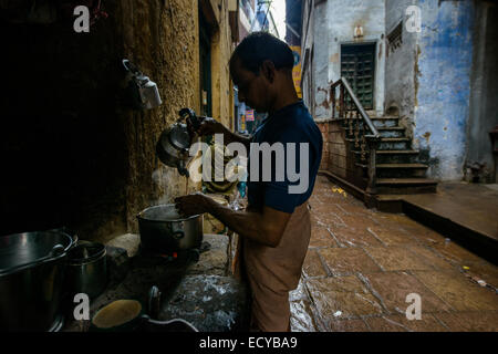 Chai-Hersteller in Varanasi, Indien Stockfoto