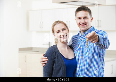 Glückliches junges Paar Betrieb Schlüssel in neues Zuhause Stockfoto
