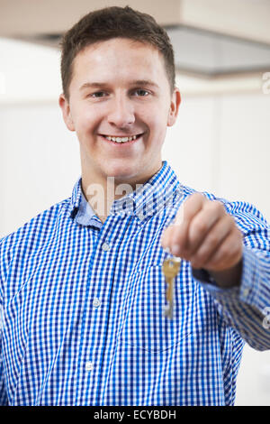 Glücklich Jüngling Betrieb Schlüssel in neues Zuhause Stockfoto