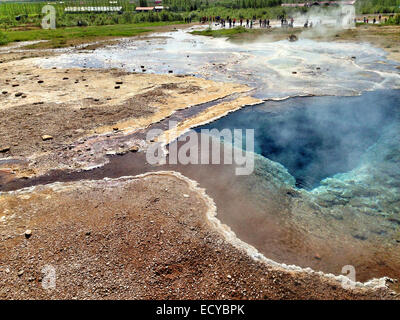 Dampf steigt aus großen Geysir geothermische See, Reykjavik, Hofuoborgarsvaeoi, Island Stockfoto