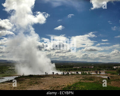 Dampf steigt aus großen Geysir geothermische See, Reykjavik, Hofuoborgarsvaeoi, Island Stockfoto