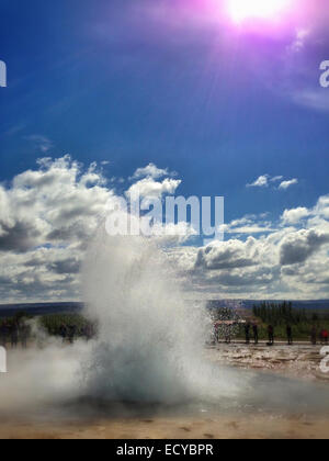 Dampf steigt aus großen Geysir geothermische See, Reykjavik, Hofuoborgarsvaeoi, Island Stockfoto