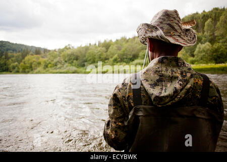 Mari Mann Angeln im Fluss Stockfoto