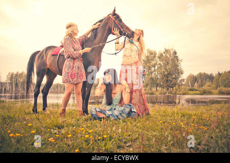 Kaukasischen Frauen streicheln Pferd im ländlichen Bereich Stockfoto
