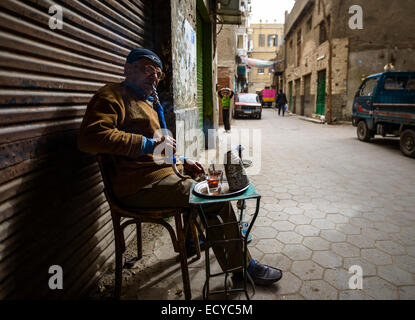 Shisha rauchen in den Straßen von Kairo, Ägypten Stockfoto