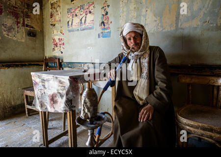 Mann in traditionellen Teehaus Rauchen Shisha, Ägypten Stockfoto