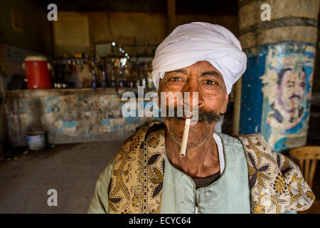 Mann in traditionellen Teehaus Rauchen Shisha, Ägypten Stockfoto