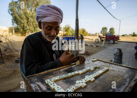 Männer Spielen Domino in Einer Oase, Ägypten Stockfoto